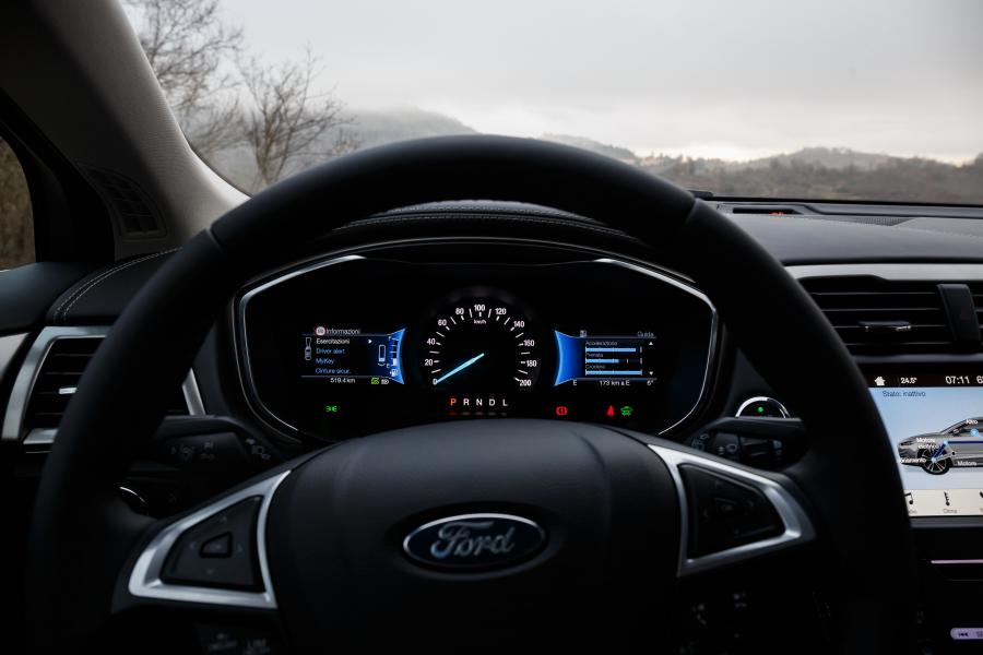 Панель приборов Ford Vignale Mondeo Hybrid Turnier 2019 года  (WW) (фото 4 из 15)